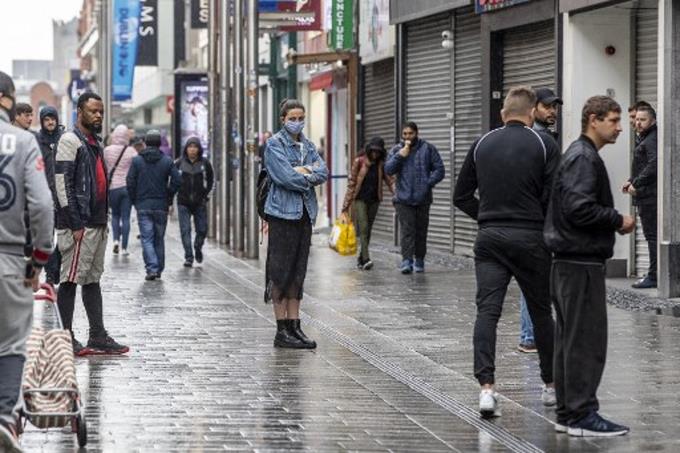 los-dos-metros-de-distanciamiento-fisico-son-insuficientes-si-hace-viento