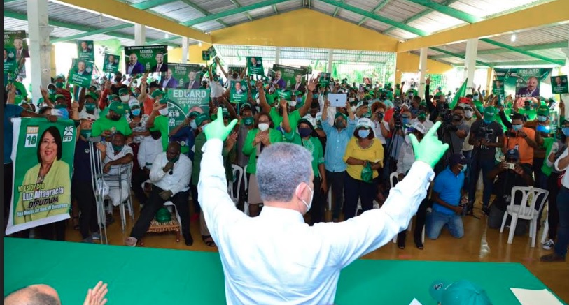 Fernández-mientras-jurameba-este-viernes-a-un-grupo-de-personas-que-según-se-informó-abandonaron-el-PLD-y-oras-organizaciones-e-ingresaron-a-la-Fuerza-del-Pueblo