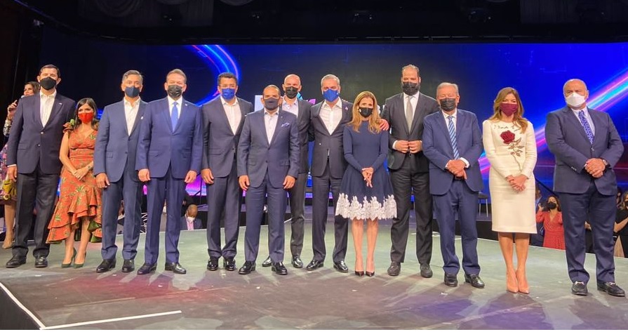 El-presidente-Abinader-al-centro-y-los-miembros-de-la-Comisión-Marca-Pais-dominicana