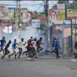 Pandillas matan a cuatro policías y queman dos comisarías en Haití